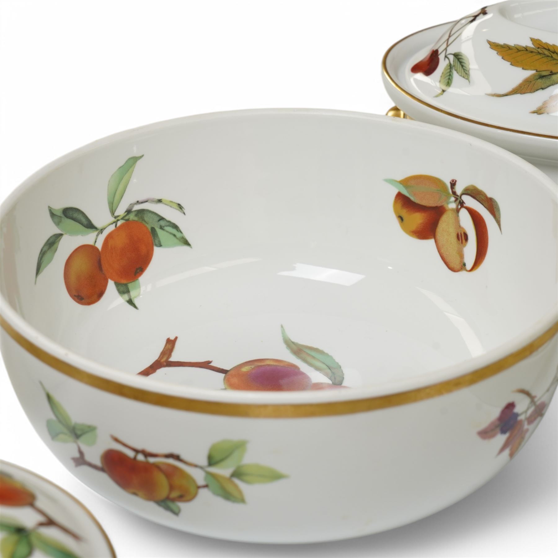 Collection of Worcester Evesham oven to tableware including two oval and two circular vegetable dishes and covers, five circular serving bowls, largest 26cm, and rectangular, oval and and square dishes etc (16)