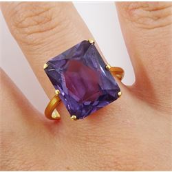 21ct gold synethic purple stone set ring 