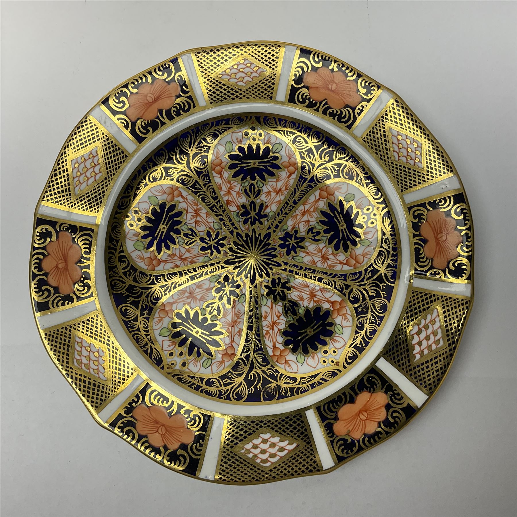 20th century Royal Crown Derby Imari 1128 pattern plates, comprising four side plates and three smaller examples, with printed and painted marks beneath, including illustration date codes for 1918 and 1920, and Roman numeral date code for 1979, larger examples D18cm, smaller D15cm, (7)
