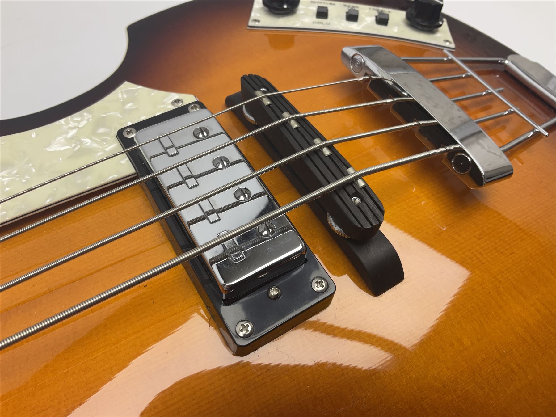 Hofner B-Bass Hi-Series electric bass guitar with sunburst finish L110cm; in Thomann fitted case