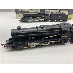 Wrenn '00' gauge - two Class 8F 2-8-0 locomotives - No.48073 in BR Plain Black; boxed; and No.8042 in LMS Plain Black; with unassociated plain blue box (2)