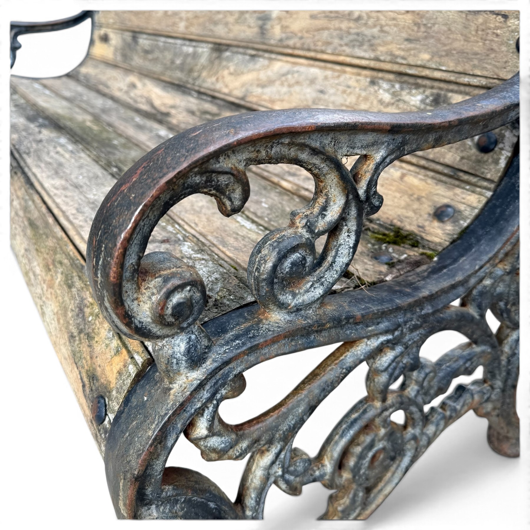 Late 19th/early 20th century Coalbrookdale design cast iron and teak garden bench, the end supports with scrolled backs and pierced foliate arm terminals above ornate scrolling acanthus-cast stretchers, terminating in lobed pad feet, united by a teak slatted back and seat