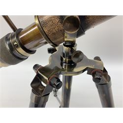 Reproduction brasses telescope on tripod stand with plaque detailed ‘Kelvin & Hughes London 1917’, H33cm