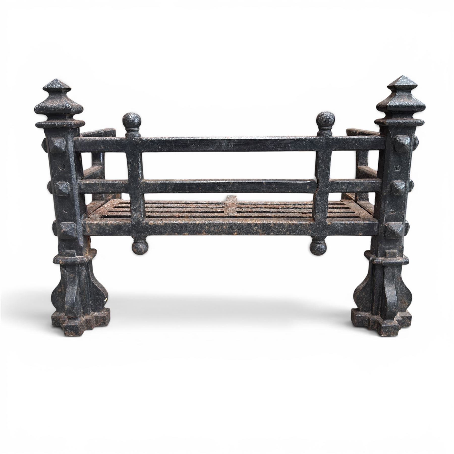 Late Victorian cast iron fireplace grate with turned and pointed finials