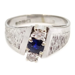  18ct white gold ring set with sapphire and two diamonds, London 1973  