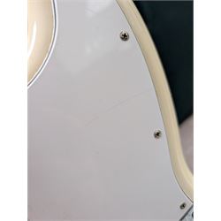 Fender jazz bass guitar, serial no. MZ7182451 made in Mexico c.2007, with cream body, white scratch plate, maple neck, guitar L120cm