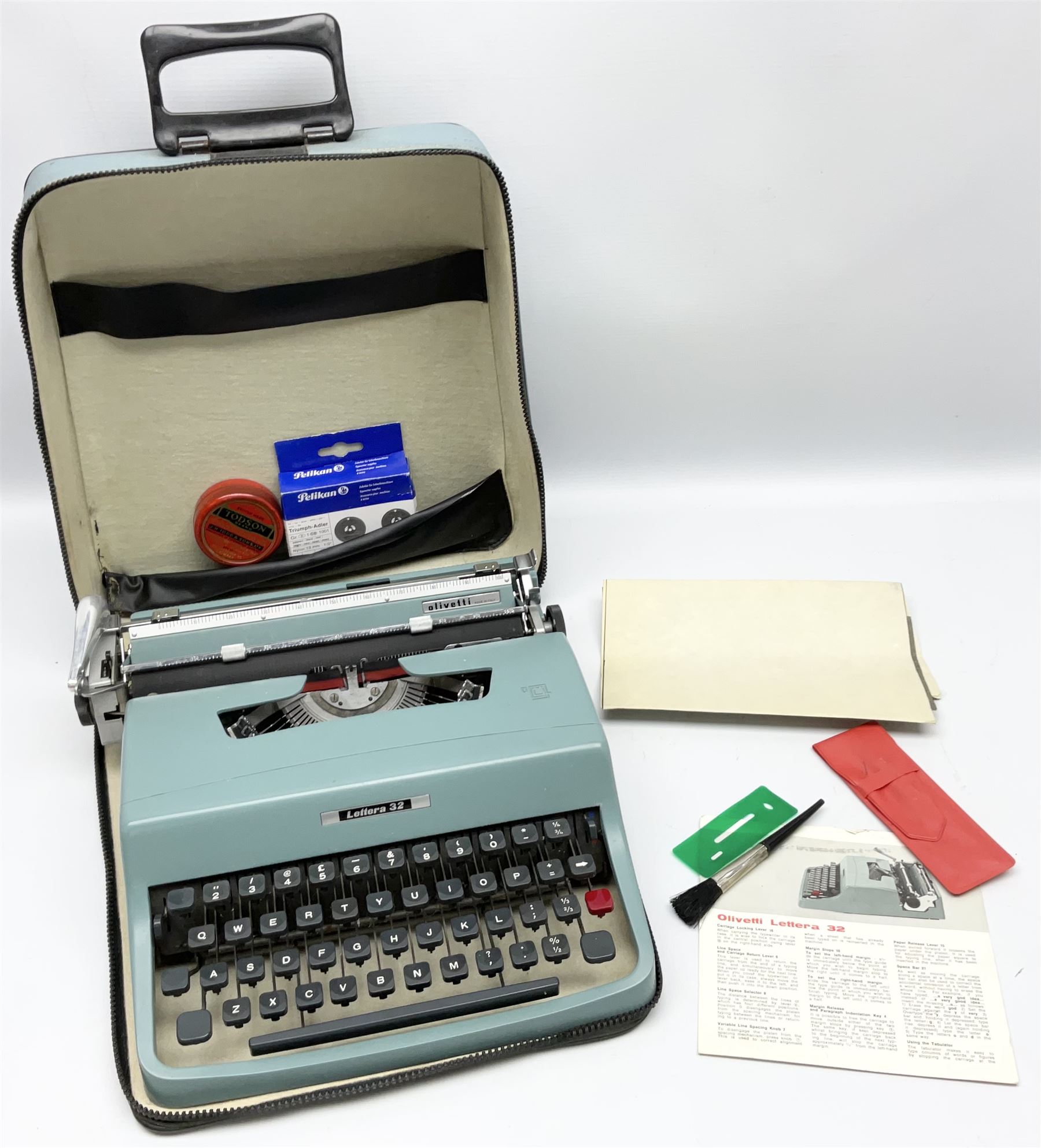 Olivetti Lettera 32 manual portable typewriter in carrying case