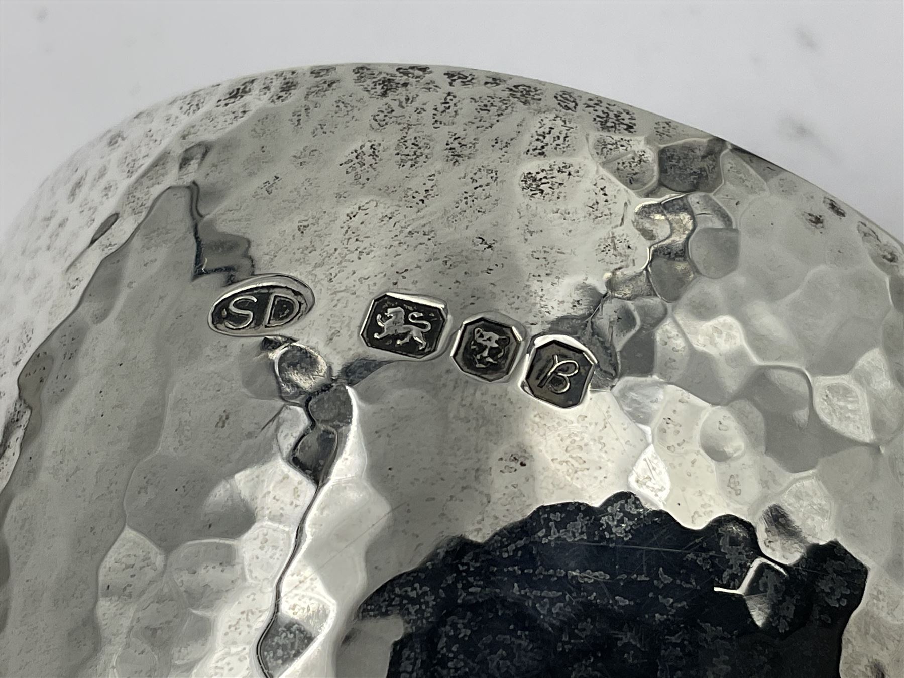 Pair of modern silver goblets by Stuart Devlin, the tapering cylindrical bowls each with spot hammered decoration and gilt interiors, the parcel gilt stems with signature textured detailing and six graduating knops, upon conforming spreading circular foot, hallmarked Stuart Devlin, London 1976, H17.7cm