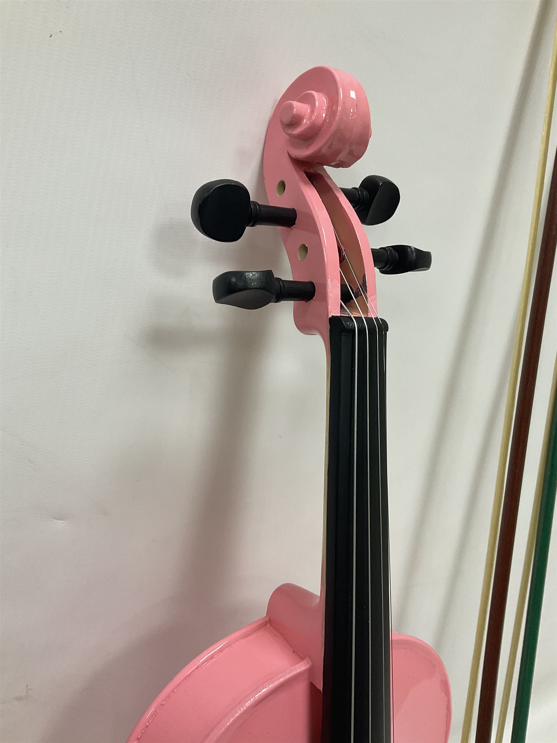 Zest full size pink violin, with a solid wood body and maple head, with matching pink bow and two further bows, in a hard case Length 60cm