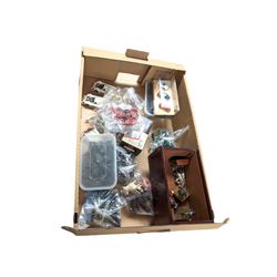 Collection of plastic toy soldiers, knig