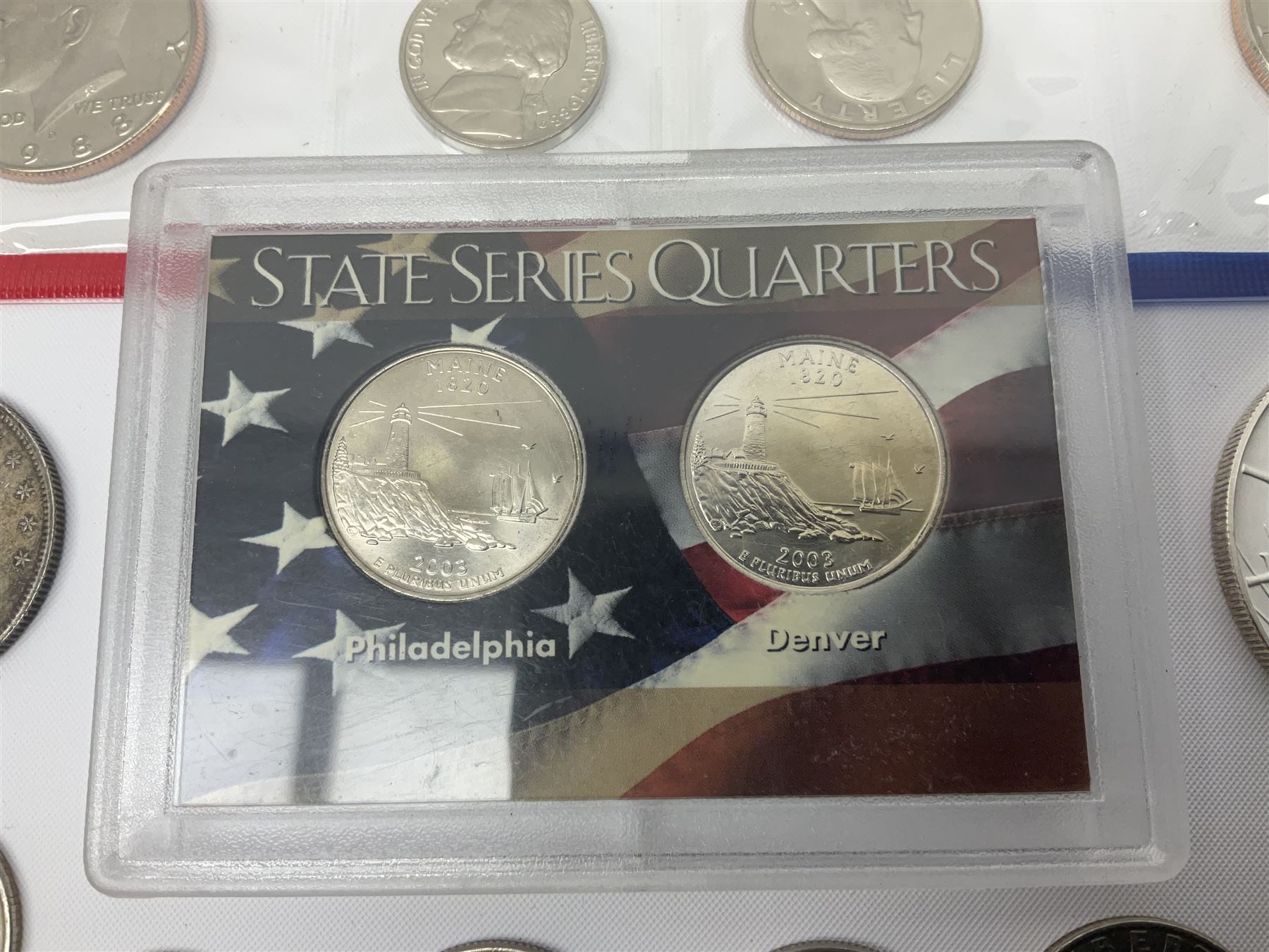 United States of America coinage, including 1876S half dollar (holed), various quarter dollars, 1986 one ounce fine silver dollar, 1988 uncirculated coin set etc