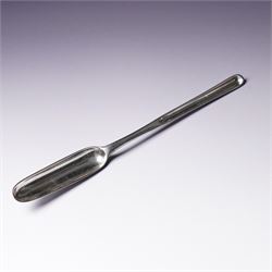 George II silver marrow scoop, the reverse engraved with a crest of a swan L22cm London 17...