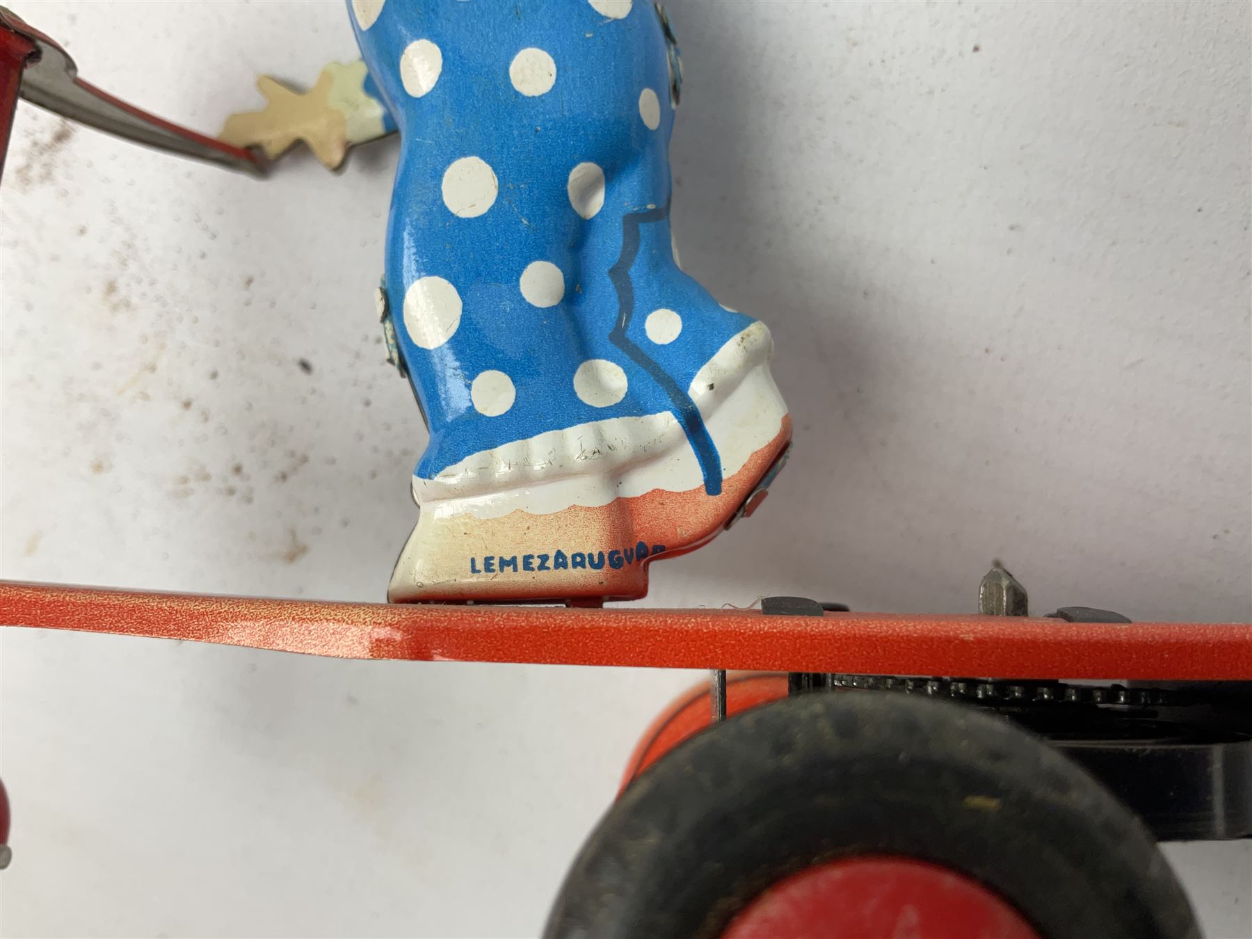 Seven modern Chinese, Japanese and Continental boxed tin-plate toys including Ucan Daire Flying Saucer, Drumming Animal, Circus Clown, Puzzle Cat, Bird with Jumping Action etc; and a quantity of clockwork toy keys (7)