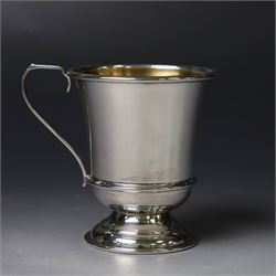 Silver Queen Elizabeth II Silver Jubilee mug, with silver and enamel profile of the Queen's head to one side, hallmarked W I Broadway & Co, Birmingham1977, H7.5cm, boxed