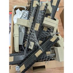 Four Hornby '00' gauge R264 bridges and Hornby R070 Electrically Operated Turntable, together with other platforms and accessories 