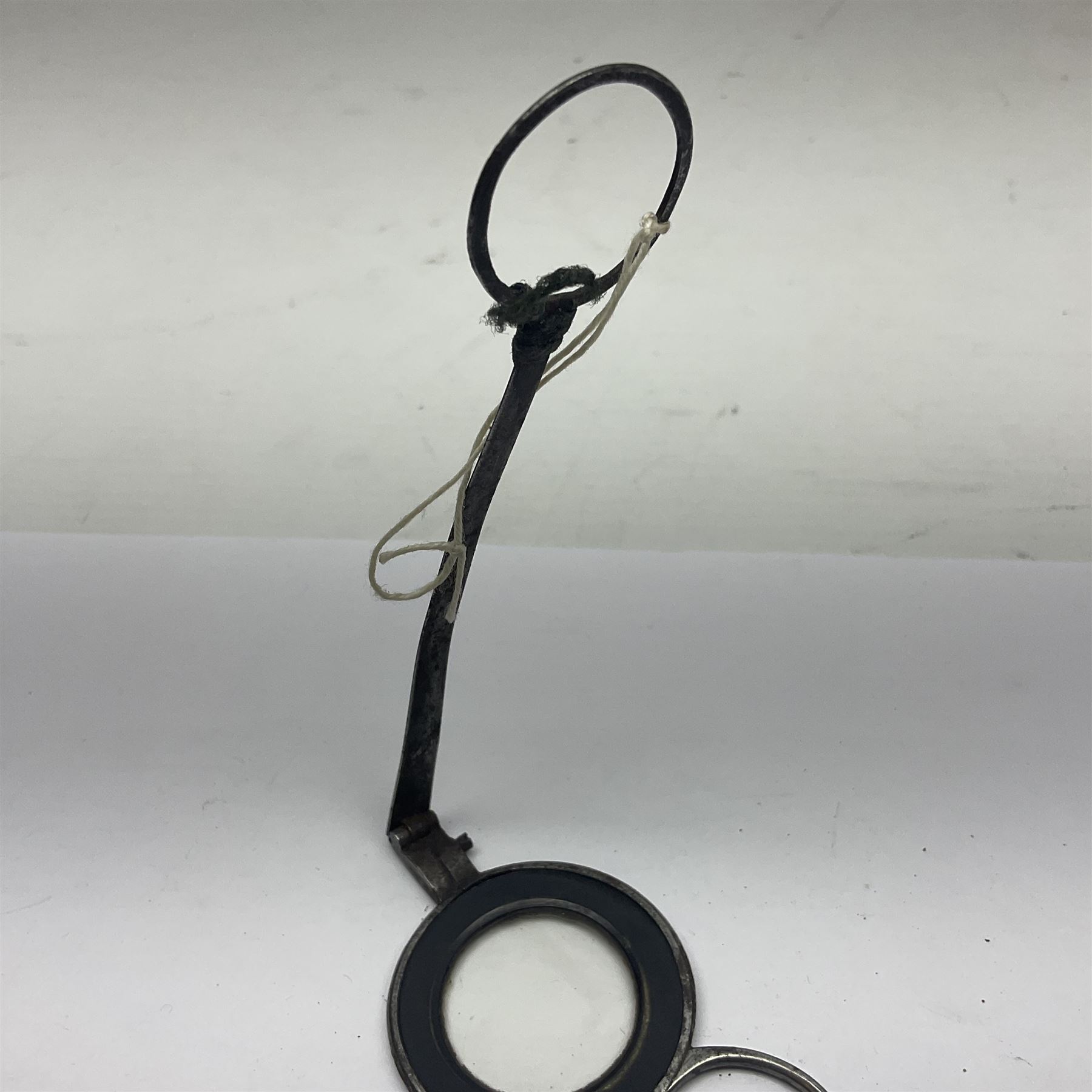 Pair of 18th century horn and steel rimmed spectacles, arm L10.5cm, rim D3.5cm