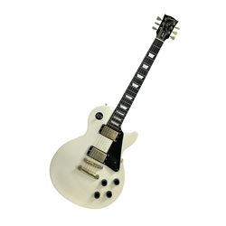 2010 Gibson Les Paul studio guitar, seri