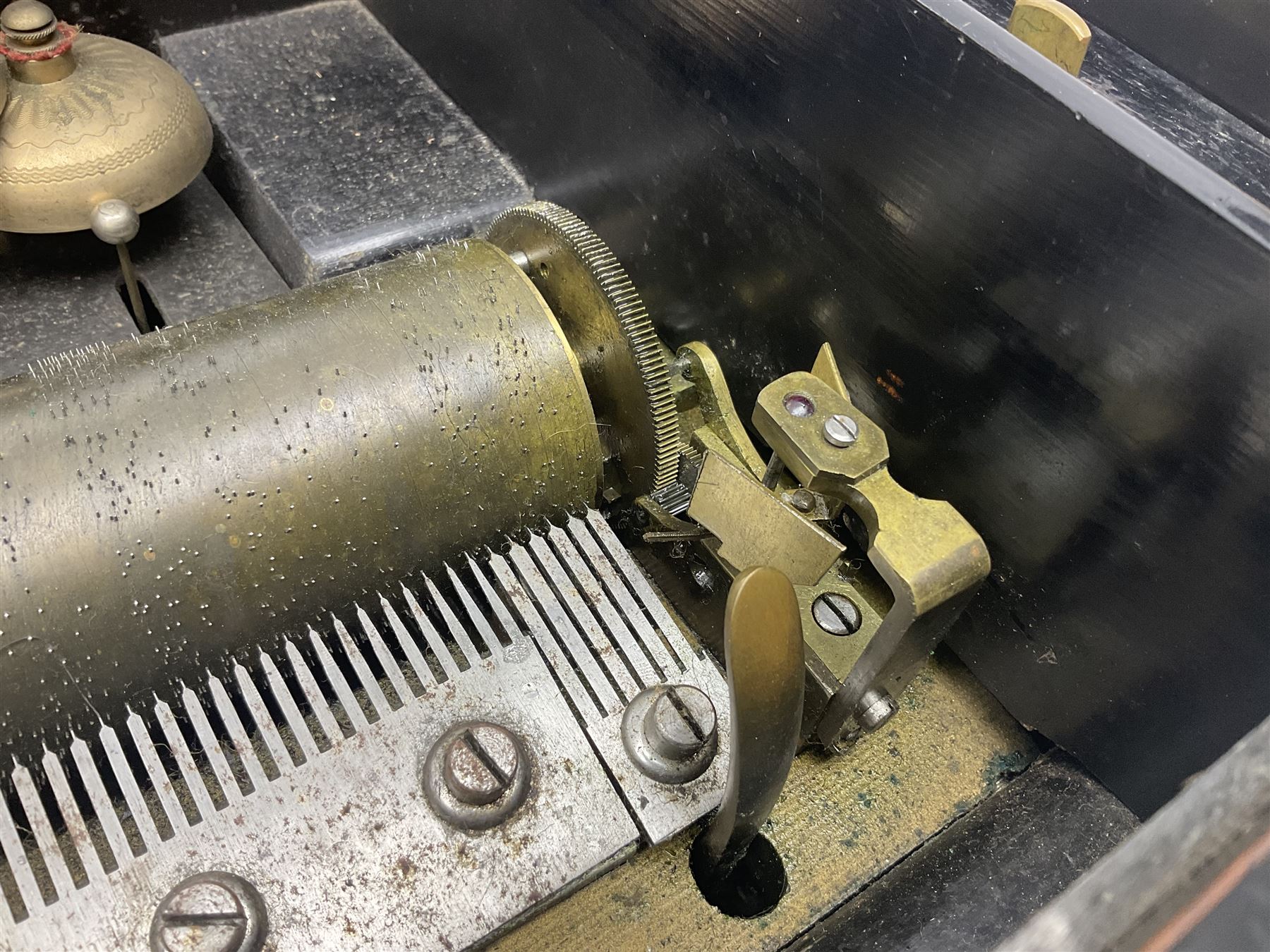 Large late 19th century Swiss bells-in-sight musical box with 27.5cm cylinder playing eight airs on a 27cm two-piece comb with seventy-seven teeth and six graduated engraved saucer bells with strike/silent facility; in crossbanded rosewood and ebonised case, the front and hinged lid inlaid with musical trophies, opening to reveal a song card under the lid and hinged glazed cover to the movement; serial no.7539 L53cm