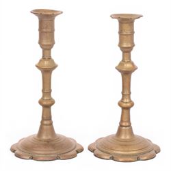Pair of Edwardian English brass candlesticks with knop stem with petal base, H22cm