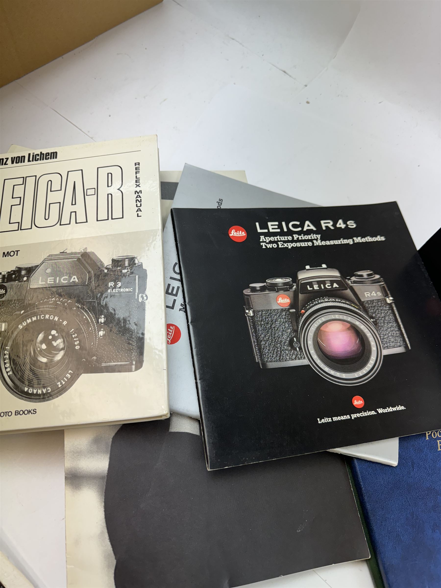 Leica R4 camera body serial no. 1582062, boxed, together with Leitz Externder-R x2 for Leica R3/4 serial no. 3326174 and other Leica accessories, including clear hard case, lens cap, right angle finder, motor winder, soft case, empty C11 box, instruction manuals and Leica handbooks