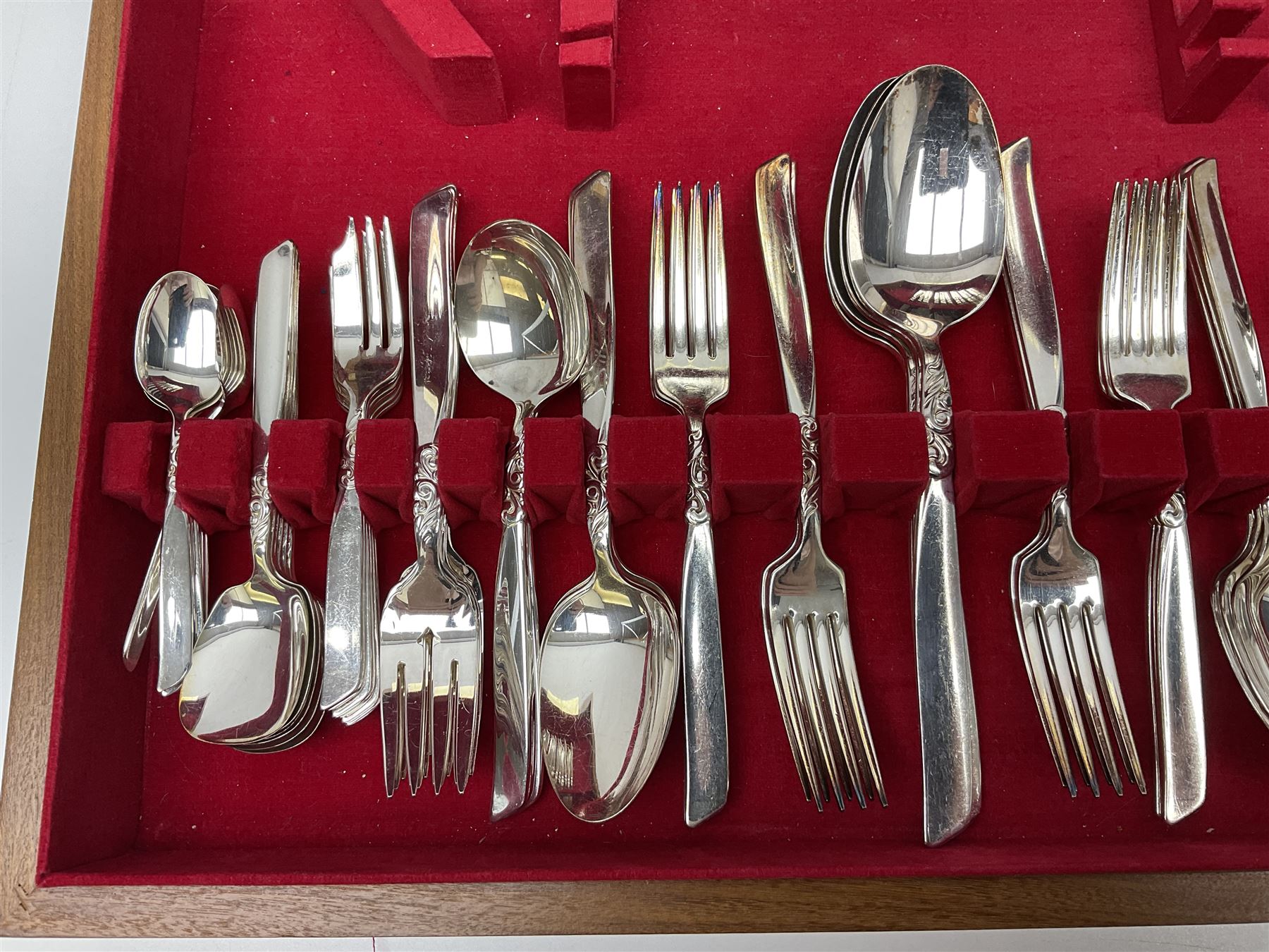 Cased canteen of Oneida Community silver plate cutlery
