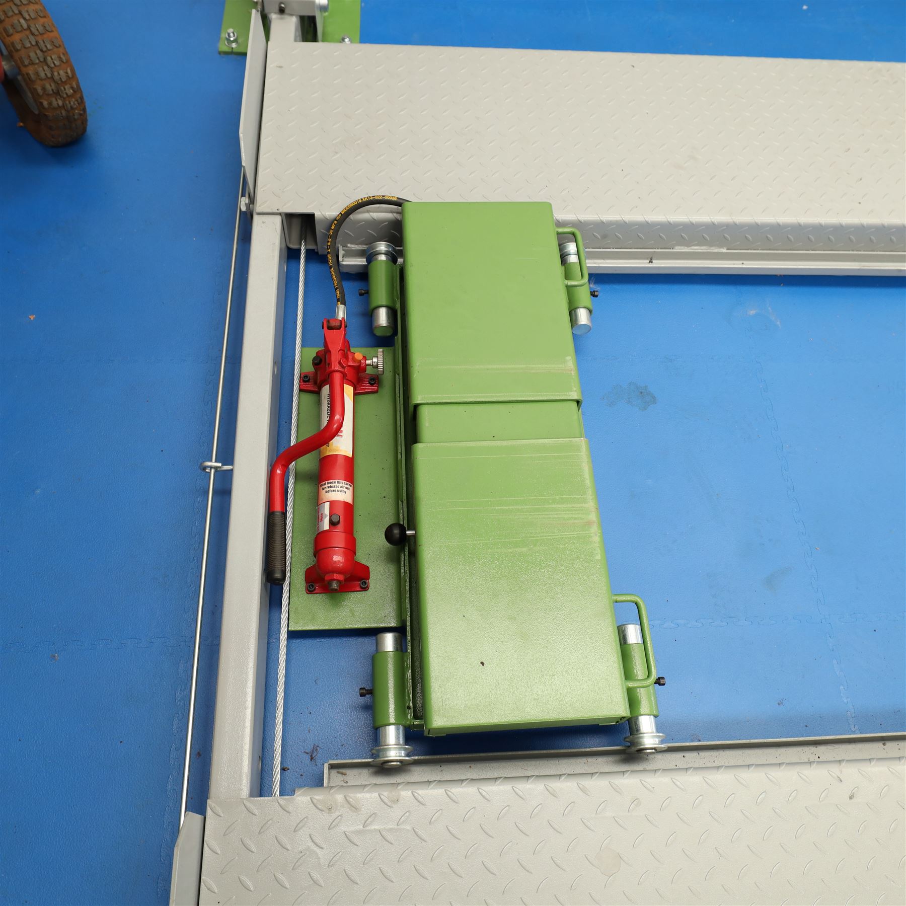 Bonar Series four post parking lift, model SA4T36, electrically operated with control box and hydraulic power unit, rated capacity 3,600 kg, three-phase power