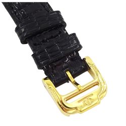 Baume & Mercier ladies 18ct gold quartz wristwatch, champagne dial with baton hour markers, hallmarked, on Baume & Mercier black leather strap, with gilt buckle, with guarantee card dated 1983