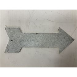 Cast iron Toilets sign in the shape of an arrow, L24cm