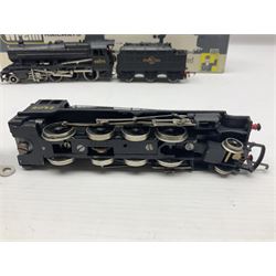 Wrenn '00' gauge - two Class 8F 2-8-0 locomotives - No.48073 in BR Plain Black; boxed; and No.8042 in LMS Plain Black; with unassociated plain blue box (2)