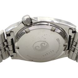 Seiko Quartz Sports 100 gentleman's wristwatch with day/date aperture, model No. A 7123-8200, boxed 