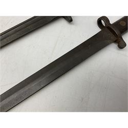 British Pattern 1907 bayonet with 43.5cm fullered steel blade; in leather scabbard with webbing frog L58cm overall; another Pattern 1907 bayonet lacking scabbard; and British Pattern 1888 Mk.I bayonet by Wilkinson London (no scabbard) (3)