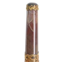 George III gold mounted agate bodkin case, of tapering cylindrical form with C scroll and foliate gold mounted, and inset bloodstone terminals to base and cover, L11cm

Provenance: From the collection of Andrew Chichester Everitt.