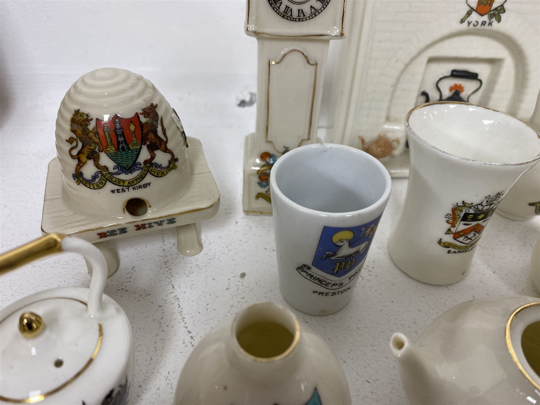 Collection of crested ware ceramics and similar, including items by W.H.Goss, Arcadian, Willow Art, etc 