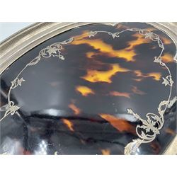 1920's silver and tortoiseshell dressing table tray, of quatrefoil form, the lobed silver edge encasing a tortoiseshell center with silver acanthus detail, hallmarked Elkington & Co Ltd, Birmingham 1921, L25cm W18cm