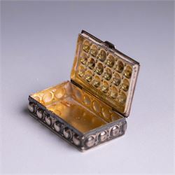 Modern silver snuff box, of rectangular form decorated in relief with bead decoration, with import marks for RR, London 1975, W4cm