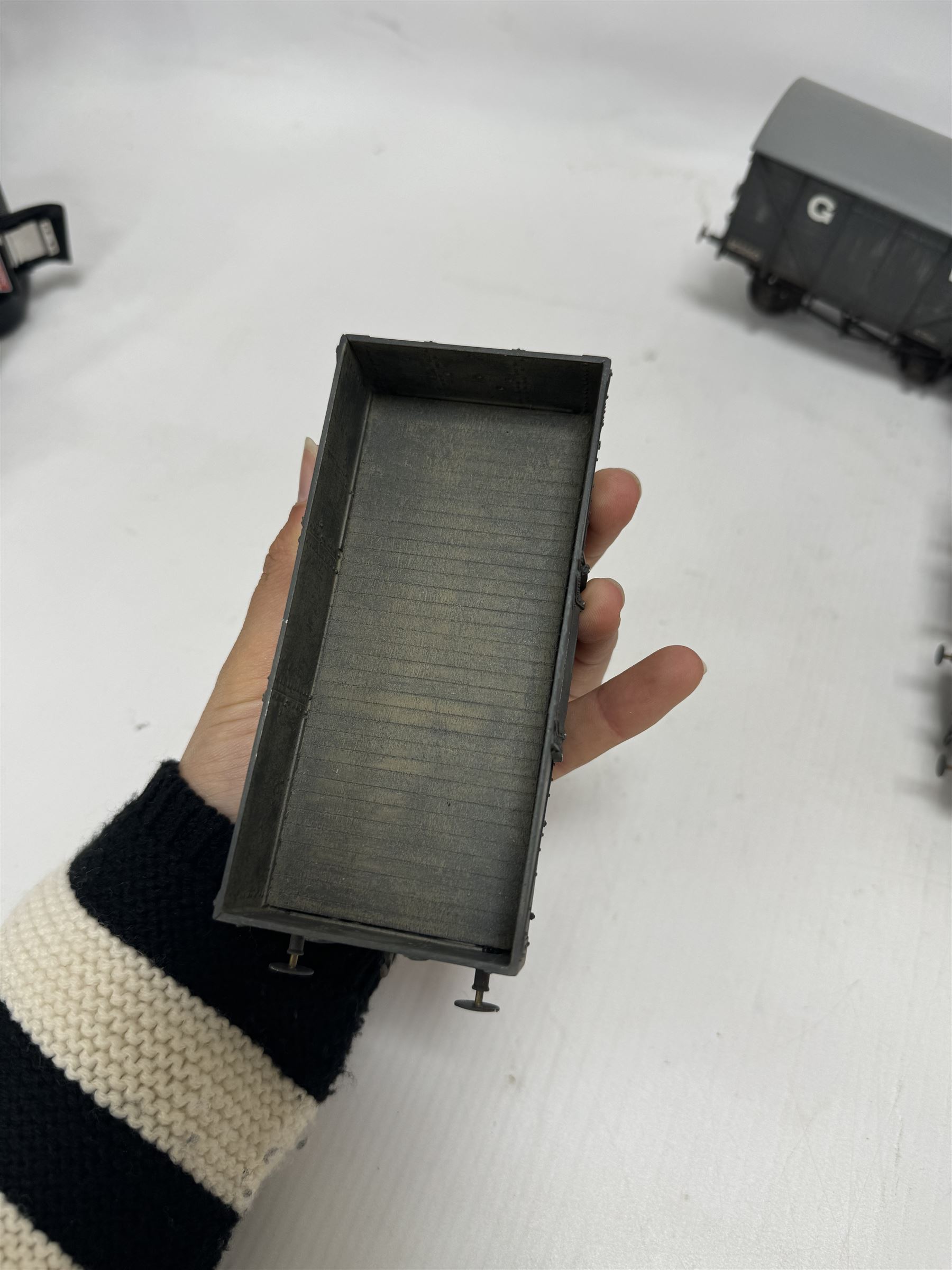 Thirteen kit built O gauge rolling stock models, including examples by Oakville Kits and Parkside Dundas, some boxed