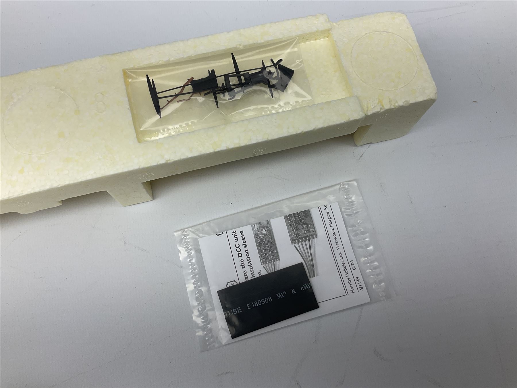 Hornby '00' gauge -Railroad Early BR Class 9F locomotive no. 92027, Class 2P 4-4-0 locomotive no. 40663 and Schools Class 4-4-0 locomotive 'Winchester' no. 30901, all DCC ready (3)