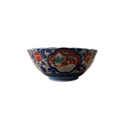 Japanese Imari bowl with scalloped rim, D19cm 