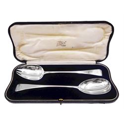 Pair of George III silver Old English pattern salad servers, hallmarked William Eley & William Fearn, London 1799, contained within a fitted case with blue velvet and cream silk lined interior, approximate silver weight 5.74 ozt (178.6 grams)