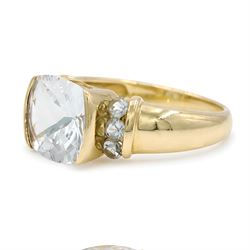 14ct gold aquamarine ring, single briolette cut aquamarine, with three round cut aquamarines set either side, stamped