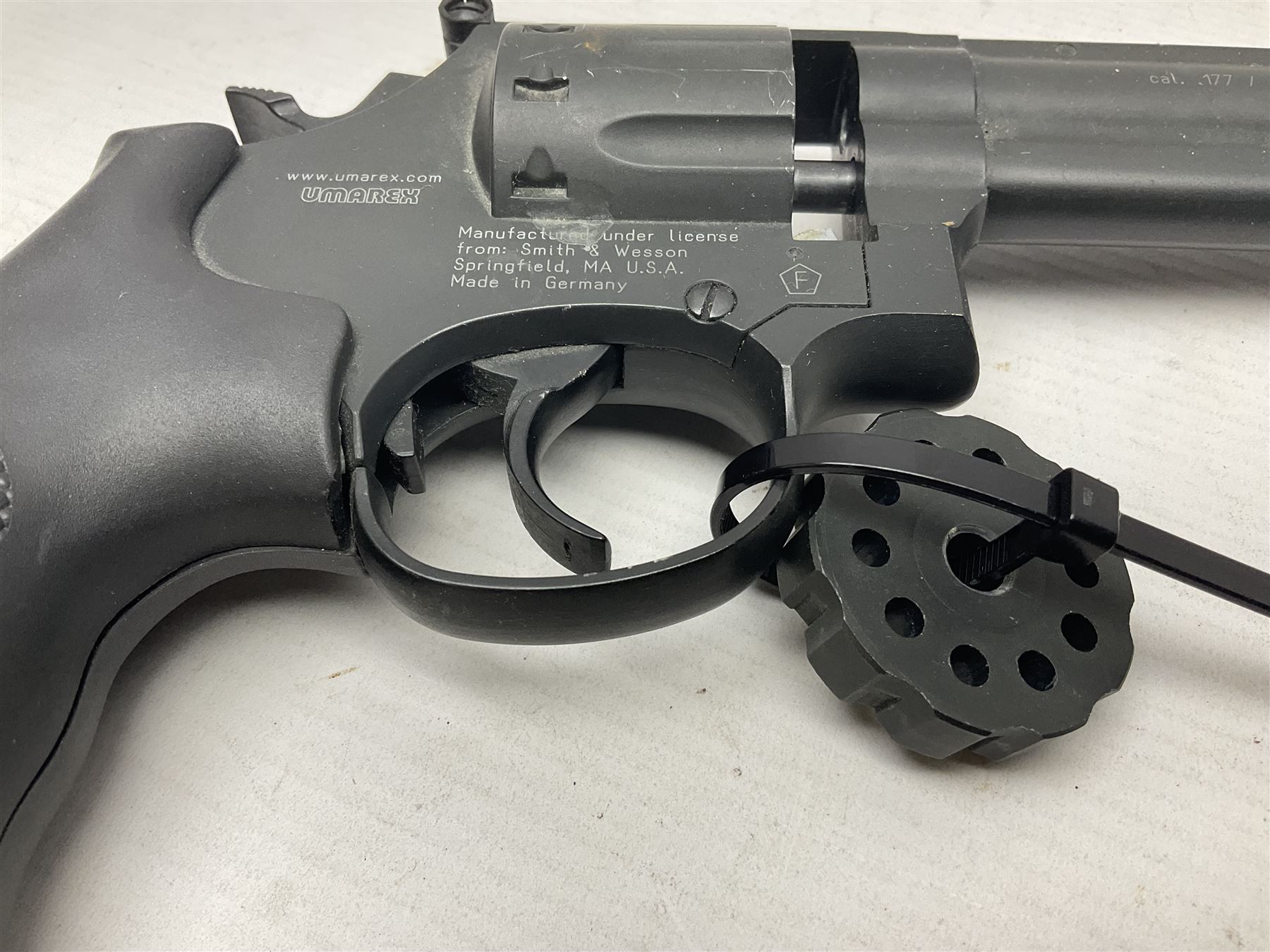 Umarex Smith and Wesson model 586-4 .177 air pistol serial no.S074938959 with circular 10-shot magazine L29cm  NB: AGE RESTRICTIONS APPLY TO THE PURCHASE OF AIR WEAPONS.
