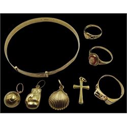 9ct gold jewellery including expanding bangle, cameo ring, buckle ring, cross pendant and charms, all hallmarked or tested