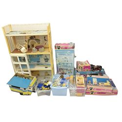 Quantity of Sindy toys to include ‘Sindy’s House’, ‘Magic Cooker’ and ‘Bathroom Gift Set’, ‘Range Rover’ all boxed, quantity of other Sindy toys, accessories and dolls, some boxed etc