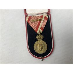 WW1 Austrian gilded bronze grade Military Service medal with crossed swords, cased; with certificate dated May 1916