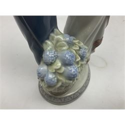 Two Lladro figures, comprising Now & Forever no 7642 and Kiss & Make Up no 5555, largest example H28cm