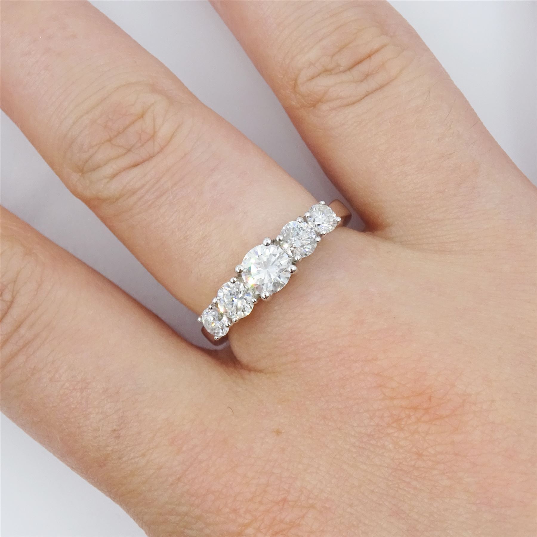 18ct white gold diamond ring, five graduating round brilliant cut diamonds, in a four claw setting, hallmarked, total diamond weight 1.15 carat, with World Gemological Institute report