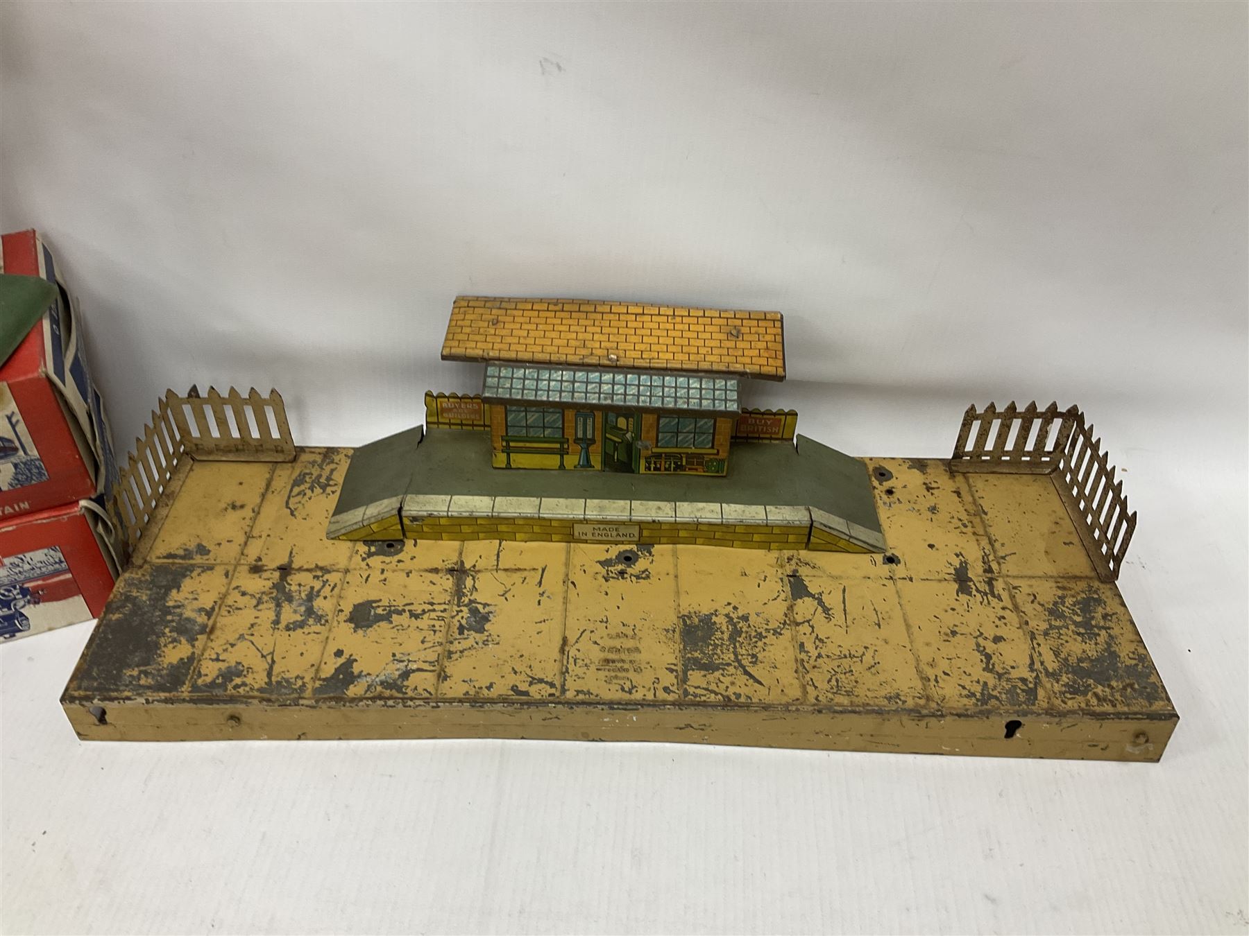 ‘0’ gauge - six boxed Hornby Hachette coaches comprising three Saloon Cars and three Dining Cars in original boxes; three loose ‘SNCF’ cars; three crossings, two Hornby/Meccano railway stations, one bridge and a water tank; two further Mettoy Railways ‘Railway Bridge’ in original boxes (17)