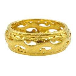 22ct gold band, with pierced decoration, London 1963