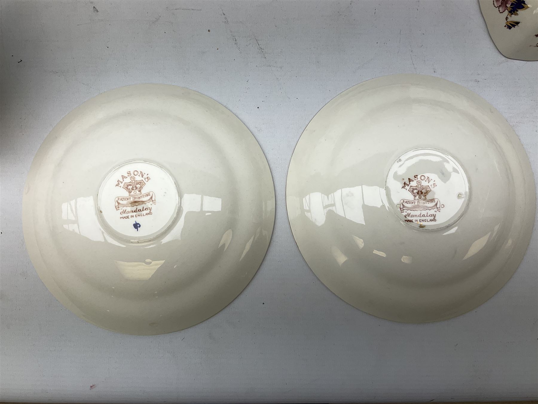 Masons Ironstone Mandalay pattern wares, to include table lamp, pair of candlesticks, clock, pair of vases, footed dish, dinner plates etc (18)