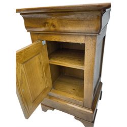 Barre Dugue - Pair of French oak bedside cabinets, single drawer and cupboard